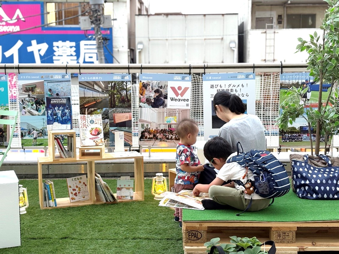 設置された本棚から本を選んで過ごす親子連れも