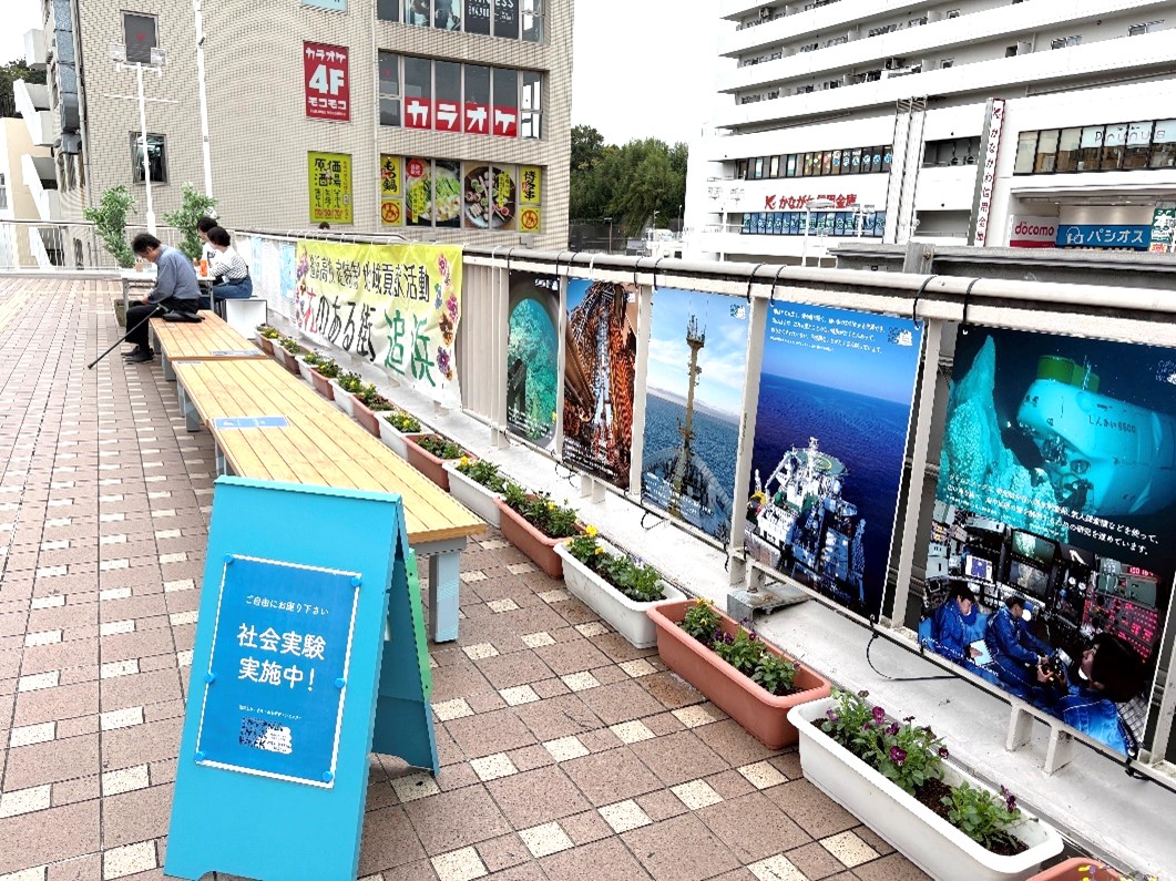 普段は見られない展示に、たくさんの人が足を止めました