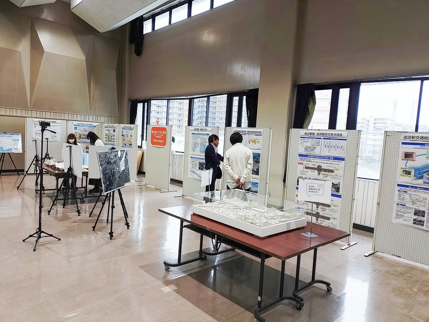会場には、追浜駅周辺の事業や大学生の研究成果も展示されました